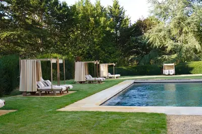 Piscine de l'établissement Relais & Château Louise de La Vallière ou située à proximité