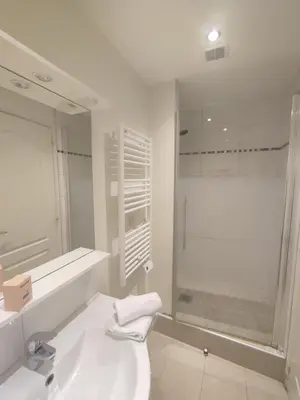 Salle de bains dans l'établissement Parenthèse lumineuse au cœur d’Amboise