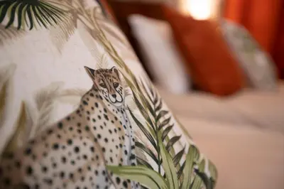 Un ou plusieurs lits dans un hébergement de l'établissement Chambre Jungle dans maison d'hote 
