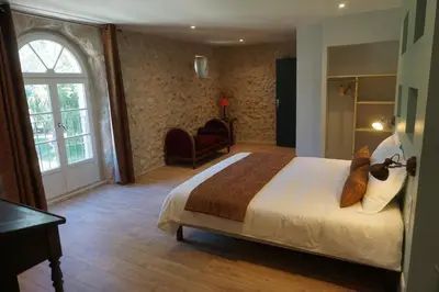 Un ou plusieurs lits dans un hébergement de l'établissement Le Moulin de Moquesouris - Chambres d'hôtes et table d'hôte