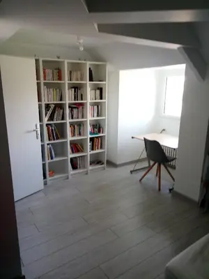 Bibliothèque dans la maison de vacances