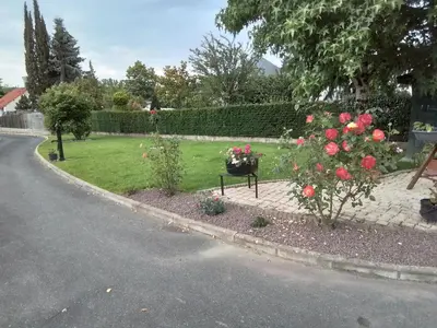Jardin de l'établissement Au détour des Orchidées
