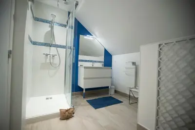 Salle de bains dans l'établissement Chambre art deco Gatsby dans maison d'hote 
