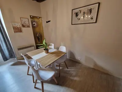 Coin salon dans l'établissement Le Saint Jean et son parking privée