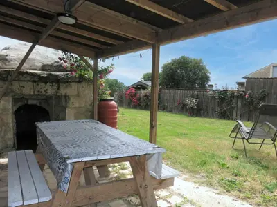 Jardin de l'établissement Holiday Home Les Landes du Chinonais by Interhome