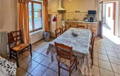 Cuisine ou kitchenette dans l'établissement Beautiful Home In Château-La-Vallière