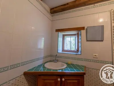 Salle de bains dans l'établissement Maison 15ème siècle à Huillé, 2 ch, jardin, cheminée, proche Loir et pistes cyclables - FR-1-622-45