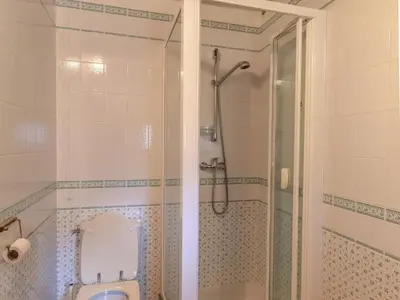 Salle de bains dans l'établissement Maison 15ème siècle à Huillé, 2 ch, jardin, cheminée, proche Loir et pistes cyclables - FR-1-622-45