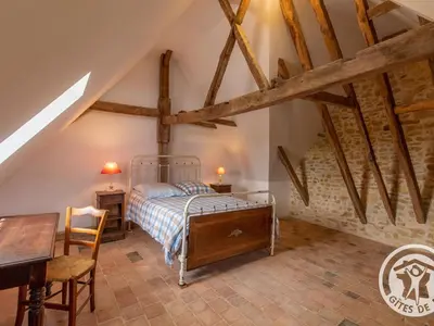 Un ou plusieurs lits dans un hébergement de l'établissement Maison 15ème siècle à Huillé, 2 ch, jardin, cheminée, proche Loir et pistes cyclables - FR-1-622-45