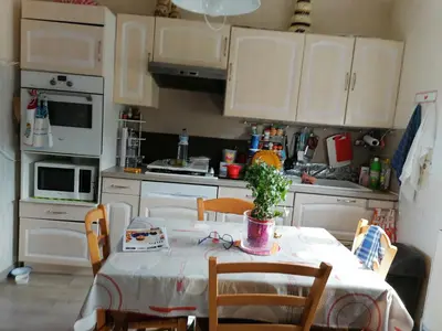 Cuisine ou kitchenette dans l'établissement Maison proche circuit 24h du mans