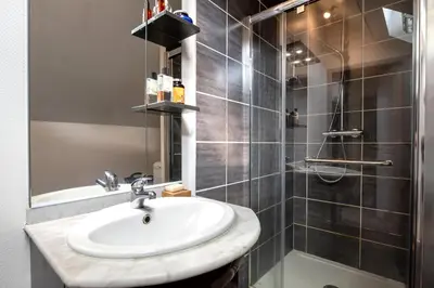 Salle de bains dans l'établissement Bel appt 3 pièces, à l'étage, jardin privatif, au calme, 10 mn Saumur et CNPE