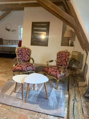 Coin salon dans l'établissement La Grange d Ave
