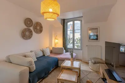 Télévision ou salle de divertissement dans l'établissement Le Nid de Saint Honoré - sur les toits de Blois