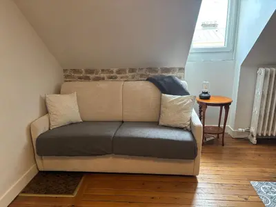Coin salon dans l'établissement Le Char'Mans, cocon suréquipé en centre ville