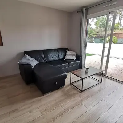 Coin salon dans l'établissement Appartement dans habitation privée avec piscine