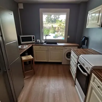 Cuisine ou kitchenette dans l'établissement Appartement dans habitation privée avec piscine