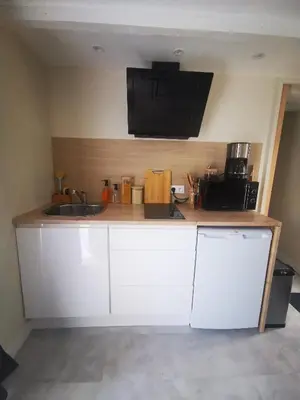 Cuisine ou kitchenette dans l'établissement Hébergement cosy avec parking et entrée autonome
