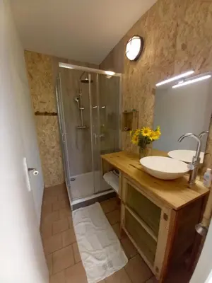 Salle de bains dans l'établissement chambre d'hôte trôo