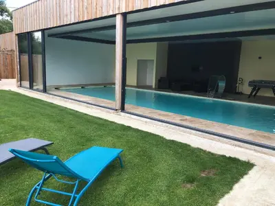 Piscine de l'établissement Logement 4 personnes avec piscine intérieure 31 degrés zoo de la FLECHE 24 h du Mans ou située à proximité