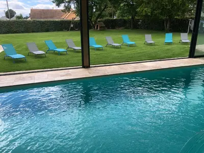 Piscine de l'établissement Logement @ 10 personnes avec piscine intérieure 31 degrés zoo de la FLECHE 24 h du Mans ou située à proximité