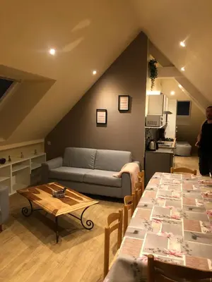 Coin salon dans l'établissement Logement @ 10 personnes avec piscine intérieure 31 degrés zoo de la FLECHE 24 h du Mans