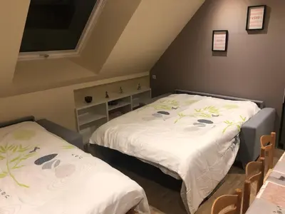 Un ou plusieurs lits dans un hébergement de l'établissement Logement @ 10 personnes avec piscine intérieure 31 degrés zoo de la FLECHE 24 h du Mans