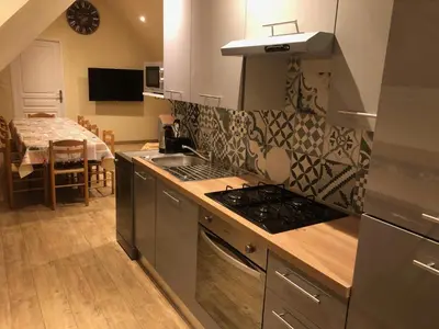 Cuisine ou kitchenette dans l'établissement Domaine les petits bois seminaire 36 couchages avec piscine privée 31 degrés