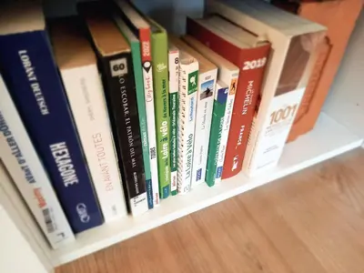 Bibliothèque dans l'appartement