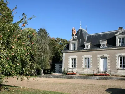 Jardin de l'établissement Gîte de charme avec piscine chauffée et sauna, au cœur d'une propriété historique en Val de Loire - FR-1-381-128