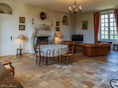 Télévision ou salle de divertissement dans l'établissement Gîte de charme avec piscine chauffée et sauna, au cœur d'une propriété historique en Val de Loire - FR-1-381-128