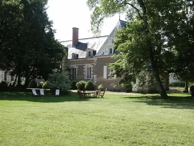 Jardin de l'établissement Gîte de charme avec piscine chauffée et sauna, au cœur d'une propriété historique en Val de Loire - FR-1-381-128