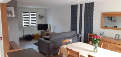 Coin salon dans l'établissement Maison au calme à proximité du circuit
