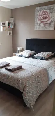 Un ou plusieurs lits dans un hébergement de l'établissement Maison au calme à proximité du circuit