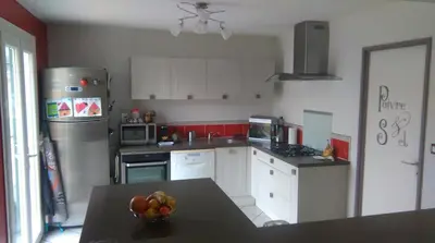 Cuisine ou kitchenette dans l'établissement Maison au calme à proximité du circuit