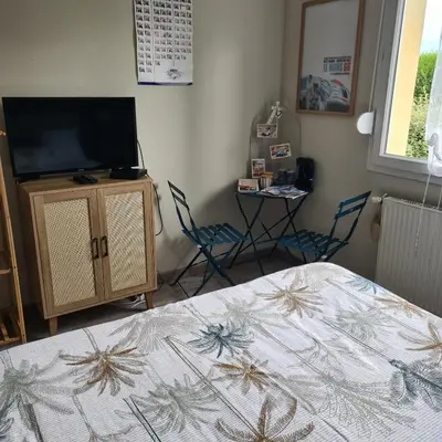 Télévision ou salle de divertissement dans l'établissement Chambre à 10 minutes du circuit des 24H du MANS et à 5 minutes sortie Autoroute A11