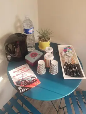Plateau bouilloire dans l'établissement Chambre à 10 minutes du circuit des 24H du MANS et à 5 minutes sortie Autoroute A11