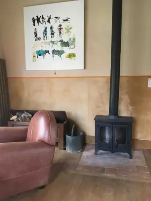Coin salon dans l'établissement Maison de charme à Beaumont-Village avec piscine privéea