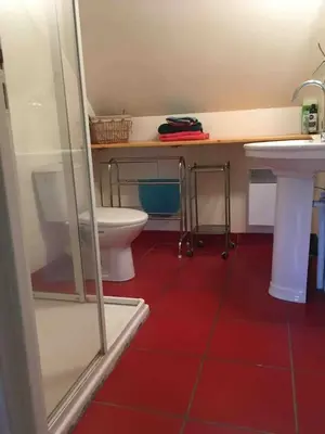 Salle de bains dans l'établissement Maison de charme à Beaumont-Village avec piscine privéea