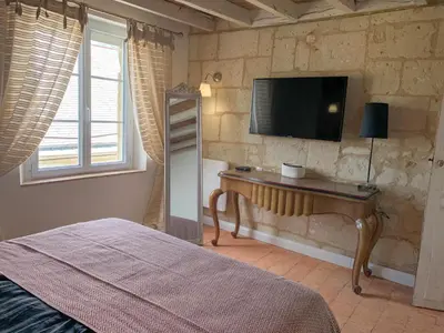 Télévision ou salle de divertissement dans l'établissement Fontevraud Les Chambres