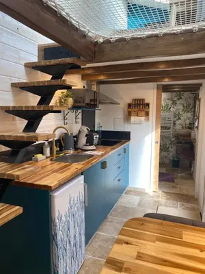 Cuisine ou kitchenette dans l'établissement La Tiny Blue - maison insolite pour 2 - sans Tv