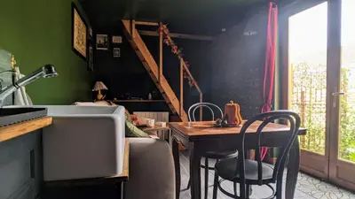 Cuisine ou kitchenette dans l'établissement Le Cottage et la Tiny des Cartes - 2 maisons
