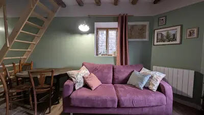 Coin salon dans l'établissement Le Cottage et la Tiny des Cartes - 2 maisons