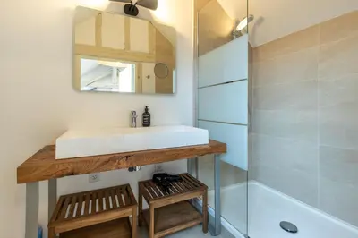 Salle de bains dans l'établissement Le Cottage de Chitenay
