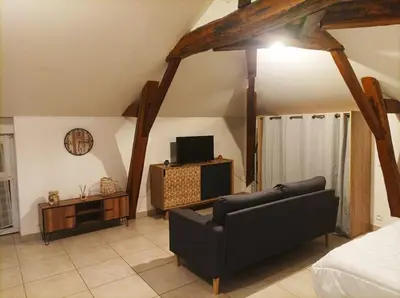 Télévision ou salle de divertissement dans l'établissement Studio en pleine campagne avec jardin privatif