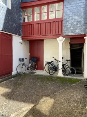 Vélo sur le terrain de l'établissement La Scellerie, le charme au cœur de Tours ou dans les environs