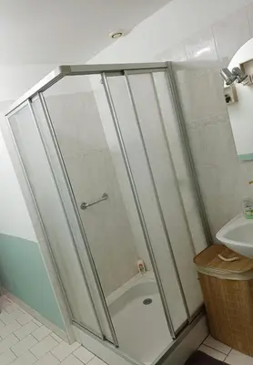 Salle de bains dans l'établissement Petite maison étape Loire à vélo ou Compostelle