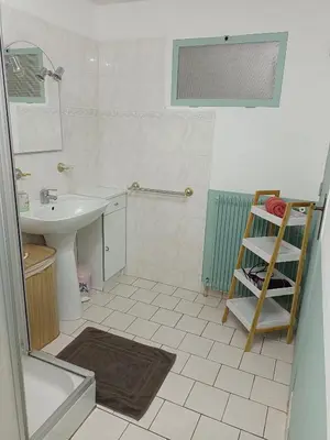 Salle de bains dans l'établissement Petite maison étape Loire à vélo ou Compostelle