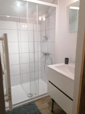 Salle de bains dans l'établissement Étape Douessine