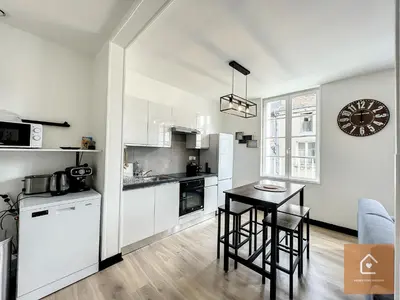 Cuisine ou kitchenette dans l'établissement Bienvenue chez Noémie - Arrivée Autonome