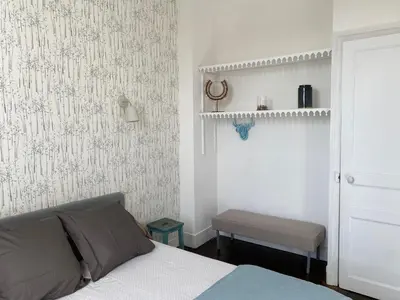 Un ou plusieurs lits dans un hébergement de l'établissement MAISON 4 chambres 12 pers à 2,8KM DU CIRCUIT et proche BOULERIES JUMP